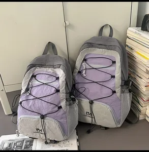 Stiloso zaino grigio viola con coulisse per donna, ideale per viaggi all'aperto e scuola.