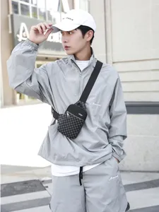 Sac de poitrine bandoulière décontracté pour homme avec motif monogramme classique style urbain.