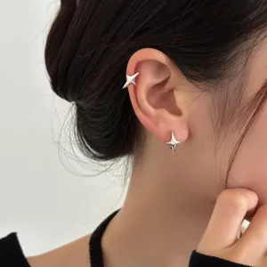 Minimalistische zilveren vierpuntige ster oorcuffs en oorknopjes set voor dagelijkse mode.