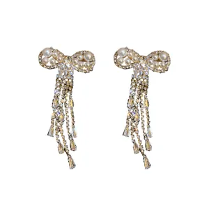 Boucles d'oreilles noeud strass perle, elegantes pampilles tendance bijoux de mode.
