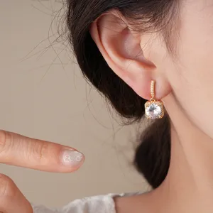 Detailopname van vierkante zirkoon oorbellen, 18k verguld elegant sieradenaccessoire.