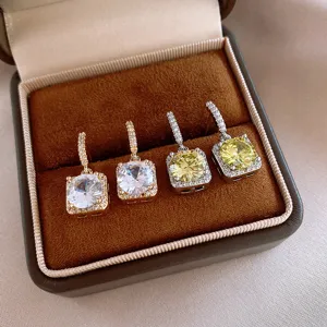 Elegante vierkante oorbellen met fonkelende zirkonia stenen in een luxe en stijlvol design.