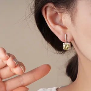 Elegante vierkante gele zirkoon oorbellen met glinsterende halo stenen voor damesmode outfit.