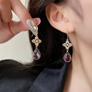 Squisiti orecchini pendenti fiore cristallo viola sfumato, gioielli moda eleganti.