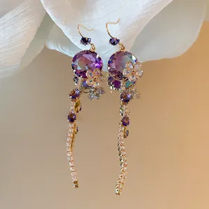 Meravigliosi orecchini lunghi con zirconi viola sfumati, fiori e nappe, dettaglio raffinato.