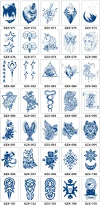 Vista dettagliata del foglio di adesivi per tatuaggi temporanei con vari motivi blu.
