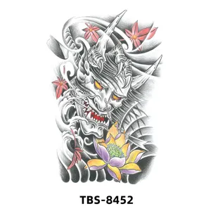 Tatouage temporaire étanche avec masque hannyajaponais et lotus magnifique pour le bras.