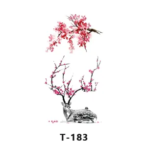Tatouage temporaire étanche avec un design élégant de cerf style encre et fleurs de prunier.