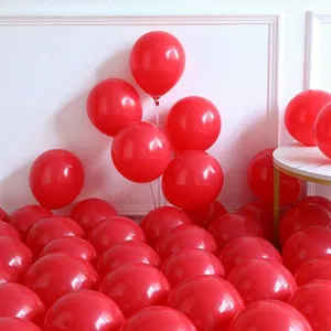 Vista dettagliata di palloncini in lattice rosso lucido per sfondo festa e decorazione festiva.