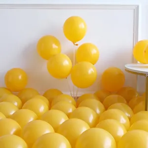 Dettaglio della scena di decorazione con palloncini gialli luminosi per feste scolastiche.