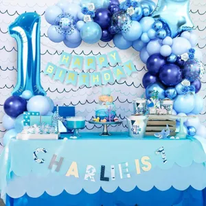 Blauwe verjaardag ballon boog set voor baby eerste verjaardag feest achtergrond decoratie.