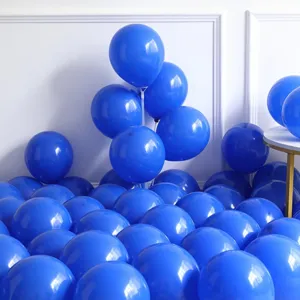 Dettaglio decorazione palloncini blu con palloncini in lattice rotondi per arco