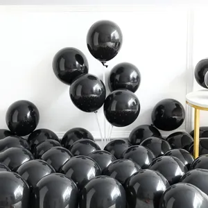 Primo piano dettagliato di palloncini in lattice nero lucido per sfondo di feste.