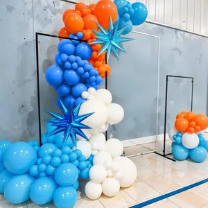 Set arco di palloncini colorati per festa scolastica, palloncini blu e arancioni vivaci.
