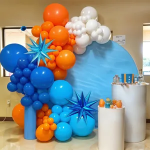 Dettaglio set palloncini colorati con palloncini blu arancioni e arco per festa
