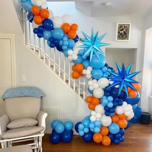 Vista dettagliata del set di archi di palloncini per la scuola nei colori blu, bianco e arancione.