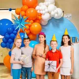 Kit arco di palloncini colorati tema scuola con palloncini a stella blu per decorazione festa.