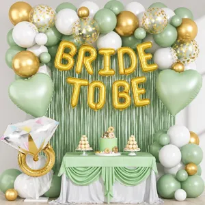 Vista dettagliata dell'elegante arco di palloncini verde salvia e oro per decorazione festa.
