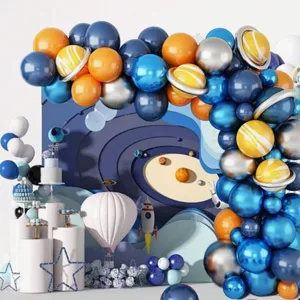 Ruimtevaart rakket astronaut ballon set voor sterrenhemel verjaardag feest achtergrond.