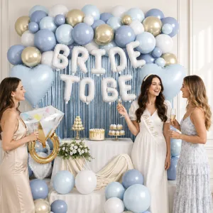 Set di palloncini per addio al nubilato con palloncini blu oro e tenda di festoni frangiati.