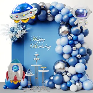 Ruimte thema ballonboog set met astronaut en raket folieballonnen voor verjaardagsfeest decoratie.