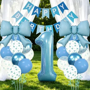 Vue détaillée de l'ensemble de ballons d'anniversaire bleus avec un grand nœud.