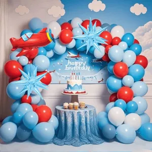 Détail d'une arche de ballons rouge et bleue avec ballon en aluminium avion pour la fête.