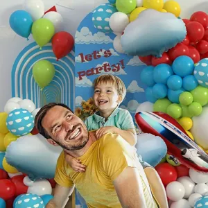 Kit guirlande de ballons thème avion pour fête d'anniversaire bébé avec nuages et avion.