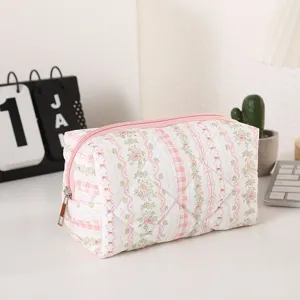 Bonito neceser acolchado con estampado floral, gran organizador de viaje para artículos de maquillaje.