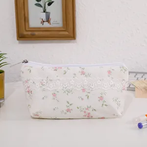 Primo piano di un grazioso astuccio floreale con pizzo delicato su una scrivania.