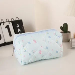 Vista detallada de bolsa cosmética acolchada suave con estampado floral y cremallera.
