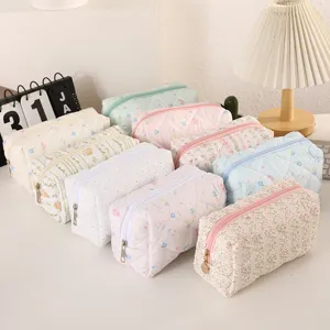 Bolsa cosmética acolchada con flores para maquillaje diario y almacenamiento de artículos.