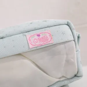 Primo piano dettagliato del tessuto dell'astuccio ricamato con stelle e della etichetta rosa.