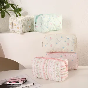 Bolsa cosmetica acolchada suave, estuche floral de maquillaje, organizador de viaje portátil.