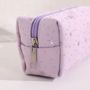 Lila Canvas Federmäschchen Detailansicht mit süßem silbernen Sternenmuster und Reißverschluss.