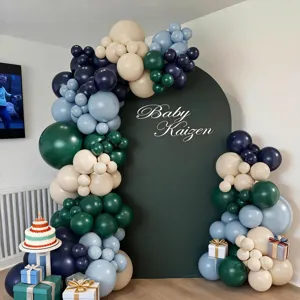 Vue détaillée du kit d'arche de ballon vert foncé et bleu marine pour fête de baby shower.