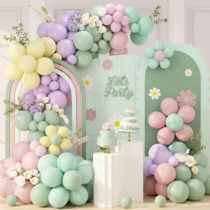 Lente pastelkleurige ballonboogscène in mauve en groen met bloemige feestachtergronddetails