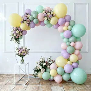 Pastelkleurige ballonboog set met bloemendecoratie voor verjaardagsfeest en pasen achtergrond.