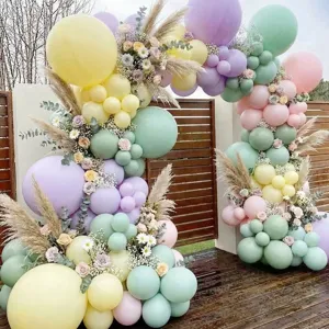 Lente pastel ballon slingerset met pampasgras en bloemen voor feest achtergrond decoratie.