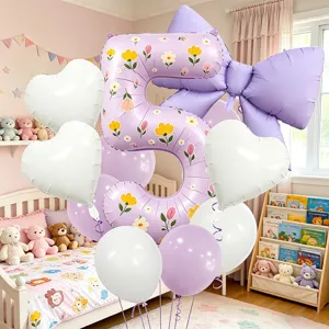 Vue détaillée de l'ensemble de ballons chiffres violets avec un nœud et motif floral.