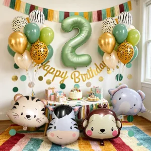 Vista dettagliata dell'allestimento di compleanno con animali e palloncino numero due e animali.