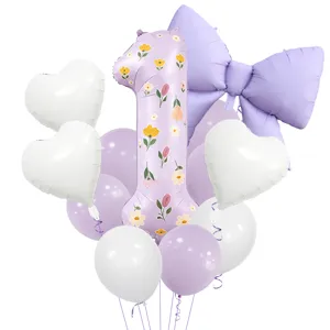 Ensemble de ballons d'anniversaire mauve avec chiffre 1, grand nœud et ballons en cœur.