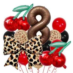 Detailaufnahme des retro Leopardenmuster und Kirschen Folienballons Sets für Party Dekoration.