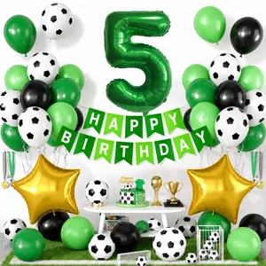 Set decorazione compleanno tema calcio con palloncini verdi neri e striscione numero 5.