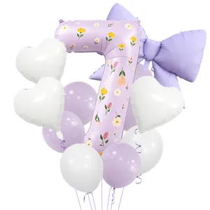 Vue détaillée de l'ensemble de ballons en aluminium chiffre 7, nœud papillon violet et fleurs.