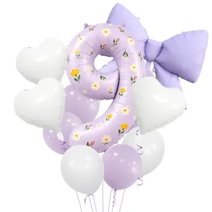 Bouquet de ballons nœud violet pastel chiffre 9 fleurs pour fête d'anniversaire détail