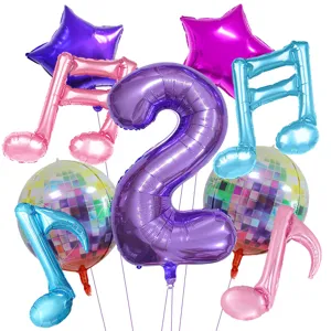 Vista dettagliata di palloncini in alluminio numero due disco viola e note musicali.