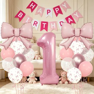 Vue de détail magnifique de l'ensemble de ballons et banderoles d'anniversaire rose.