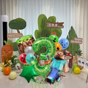 Detailaufnahme des Minecraft Geburtstag Ballonstrauch mit Pixelzahlen und Blockdesign.