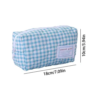 Détail trousse de toilette matelassée à carreaux bleus, étui maquillage cœur 18cm, format pratique.
